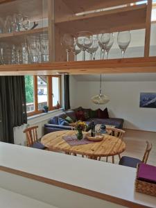 ein Wohnzimmer mit einem Tisch und einem Sofa in der Unterkunft Karwendelglück in Scharnitz