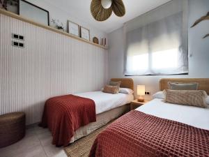 une chambre avec deux lits et une fenêtre dans l'établissement SUNSET WAVES fresh apartments, à Benidorm 39 autres photos