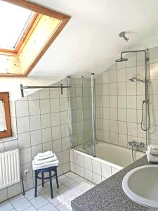 ein Badezimmer mit einer Dusche, einer Badewanne und einem Waschbecken in der Unterkunft Karwendelglück in Scharnitz