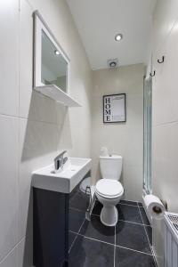Vonios kambarys apgyvendinimo įstaigoje Lovely 1-bedroom apartment in Edinburgh
