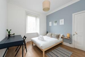 Lova arba lovos apgyvendinimo įstaigoje Lovely 1-bedroom apartment in Edinburgh