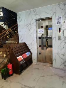 een lobby met een lift en een glazen deur bij شقق العنوان للوحدات المخدومة ALanwaan apartments for serviced units in Dammam