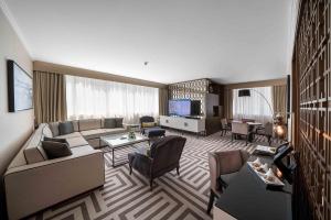 TV a/nebo společenská místnost v ubytování Al Maha Arjaan by Rotana