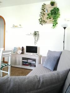 sala de estar con sofá y TV en In vacanza a Itri - Casa Ileana en Itri