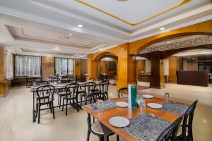un ristorante con tavoli e sedie in una stanza di Muscatel BhumSang - 200 Mts from Mall Road a Darjeeling