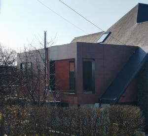 una casa con techo negro en Le Rougegorge, 