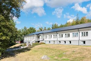 un gran edificio blanco con un gran patio en Sure Hotel by Best Western Vilsta Sporthotell en Eskilstuna