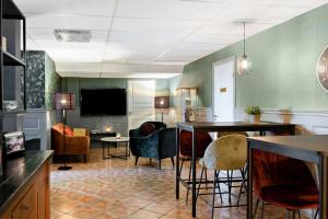 sala de estar con mesa y algunas sillas en Sure Hotel by Best Western Vilsta Sporthotell en Eskilstuna