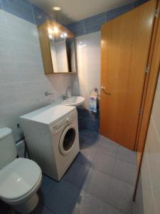 ein Bad mit einem WC, einem Waschbecken und einer Waschmaschine in der Unterkunft Apartamento Mar de Oropesa ll in Oropesa del Mar