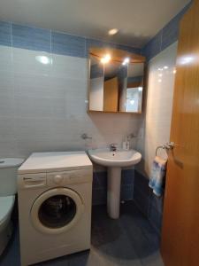 ein Badezimmer mit einer Waschmaschine und einem Waschbecken in der Unterkunft Apartamento Mar de Oropesa ll in Oropesa del Mar