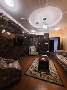 een woonkamer met een bank en een salontafel bij شقق العنوان للوحدات المخدومة ALanwaan apartments for serviced units in Dammam