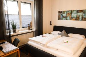 Postel nebo postele na pokoji v ubytování Gästehaus zur Linde + 37 fotografií
