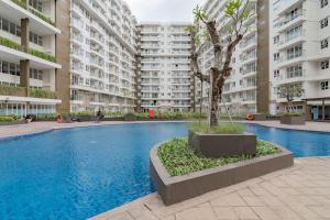 a swimming pool in the middle of a apartment building at RedLiving Apartemen Gateway Pasteur - TN Hospitality 3 Tower Jade B in Bandung