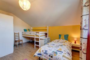 una camera con letto e letto a castello e scrivania di La Vougerotte - Terrasse Vue Montagnes a Vougy Altre 17 foto
