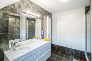 a bathroom with a sink and a shower at La Bigourdane in Lau-Balagnas +4 photos