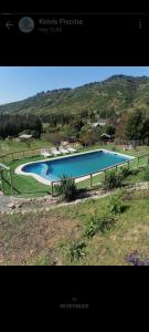 una gran piscina azul en un campo en Estancia Don Domingo, en Curicó