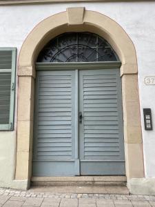 una puerta de garaje azul en un edificio blanco en königsnachbar, en Ludwigsburg
