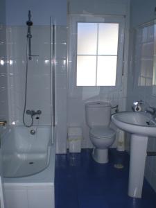 y baño con aseo, ducha y lavamanos. en BAÑUGUES TURISMO S.L., en Bañugues