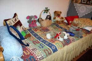 un grupo de animales de peluche sentados en una cama en HannoverCity Appartment, en Hannover
