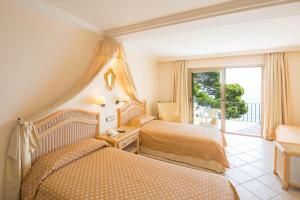 Hotel Cap Roig & Spa by Brava Hoteles客房内的一张或多张床位