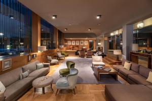 ein großes Wohnzimmer mit Sofas und Stühlen in der Unterkunft Eurostars Santa Luzia in Guimarães