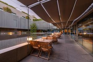 eine Reihe von Tischen und Stühlen auf einem Bürgersteig in der Unterkunft Eurostars Santa Luzia in Guimarães