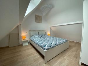 ein Schlafzimmer mit einem großen Bett in einem weißen Zimmer in der Unterkunft Logement de charme au coeur de la nature in Osenbach