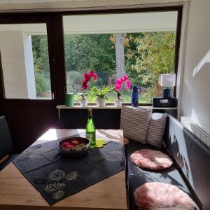 salon z kanapą, stołem i oknem w obiekcie Gästewohnung Detmerode w mieście Wolfsburg