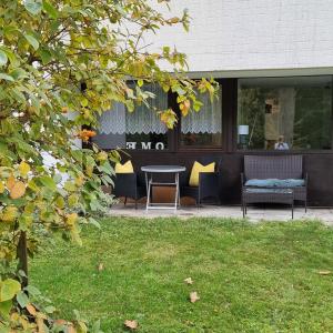 einen Tisch und Stühle vor einem Gebäude in der Unterkunft Gästewohnung Detmerode in Wolfsburg