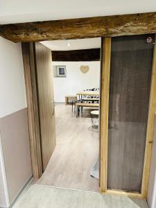 eine offene Tür zu einem Zimmer mit einem Tisch in der Unterkunft Gite le 16 in Ribeauvillé