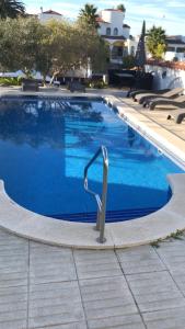 una piscina con una barra de metal en el medio en 'Casa Empuria' aan kanaal met zwembad en aanlegsteiger, en Empuriabrava