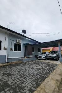 a car parked in front of a house at IBAI COTTAGE KUALA TERENGGANU (HOMESTAY) in Kuala Terengganu