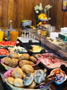 un buffet con muchos tipos diferentes de comida en una mesa en Hotel Altstadt Wöllbacher Tor, en Wetzlar