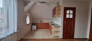 a small kitchen with a sink and a window at Prywatny pokój z kuchnią i łazienką in Mszana Dolna