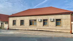un edificio de ladrillo con ventanas y techo rojo en Fara No71 apart 3 en Libice nad Cidlinou