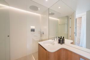 Koupelna v ubytování Tandem Pórtico Alicante Suites + 25 fotografií