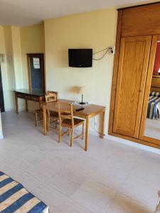 Televízia a/alebo spoločenská miestnosť v ubytovaní Apartamento en PYR Puerto Fuengirola + 20 fotografií
