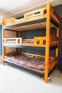 two bunk beds in a room withthritisthritisthritisthritisthritisthritisthritisthritisthritis at ゲストハウス庵（いおり）大阪 