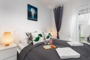 Posteľ alebo postele v izbe v ubytovaní Kapitański Mostek Apartments Kołobrzeg by Noclegi Renters