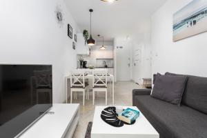 Kuchyňa alebo kuchynka v ubytovaní Kapitański Mostek Apartments Kołobrzeg by Noclegi Renters