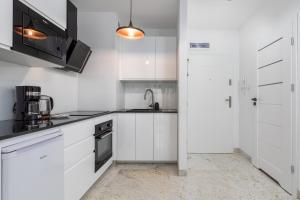 Kuchyňa alebo kuchynka v ubytovaní Kapitański Mostek Apartments Kołobrzeg by Noclegi Renters