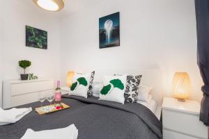 Posteľ alebo postele v izbe v ubytovaní Kapitański Mostek Apartments Kołobrzeg by Noclegi Renters