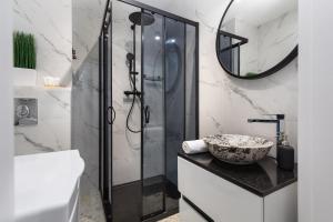 Kúpeľňa v ubytovaní Kapitański Mostek Apartments Kołobrzeg by Noclegi Renters