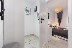 Posteľ alebo postele v izbe v ubytovaní Kapitański Mostek Apartments Kołobrzeg by Noclegi Renters