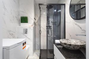 Kúpeľňa v ubytovaní Kapitański Mostek Apartments Kołobrzeg by Noclegi Renters