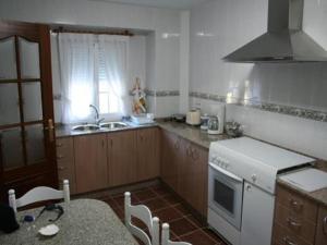 een keuken met een wastafel en een fornuis top oven bij House - 6 Bedrooms with Pool - 0126 in A Estrada