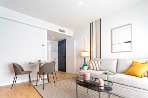 een woonkamer met een bank en een tafel bij Genteel Home Arruzafa in Córdoba
