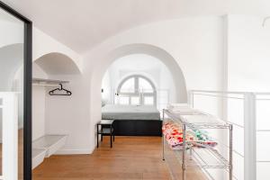 ein Schlafzimmer mit einem Bett in einem weißen Zimmer in der Unterkunft Dream Loft in Turin