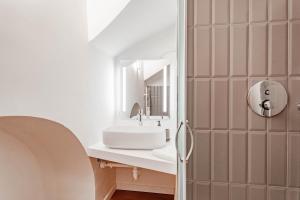 ein Bad mit einem Waschbecken und einem Spiegel in der Unterkunft Dream Loft in Turin