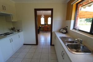 - une cuisine avec un évier et un comptoir dans l'établissement Linger Longer Vineyard, à Willunga